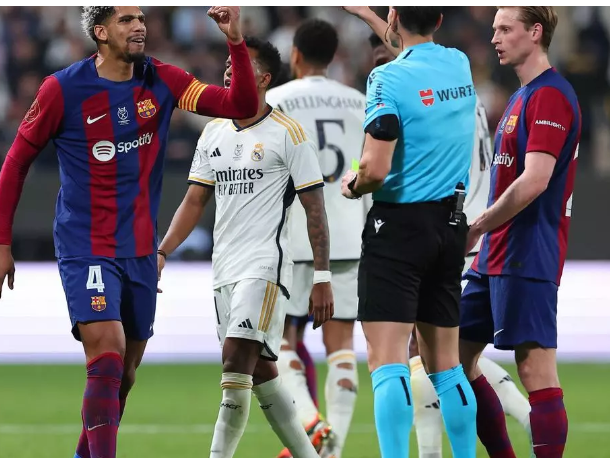 Las tarjetas azules llegan al fútbol: los jugadores serán expulsados 10 minutos