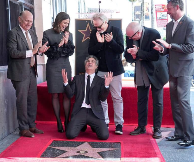 Mark Ruffalo recibe su estrella en el Paseo de la Fama de Hollywood y así bailó con Jennifer Garner