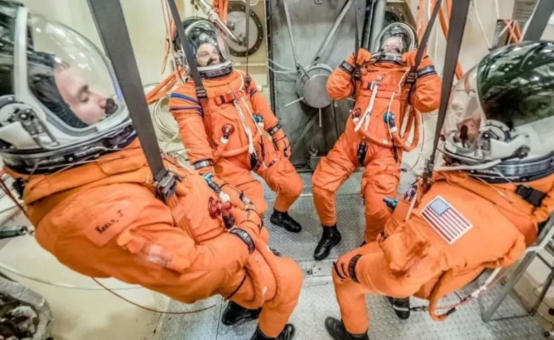 Por qué el traje de los astronautas es naranja SOLO cuando van a despegar