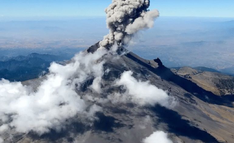 Popocatépetl lanza impresionante fumarola de 2 km de altura