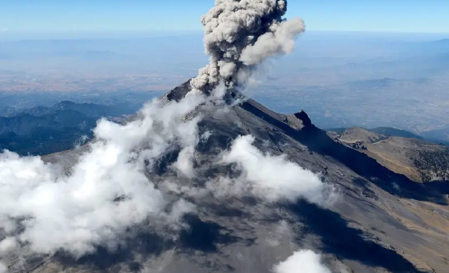 Popocatépetl lanza impresionante fumarola de 2 km de altura