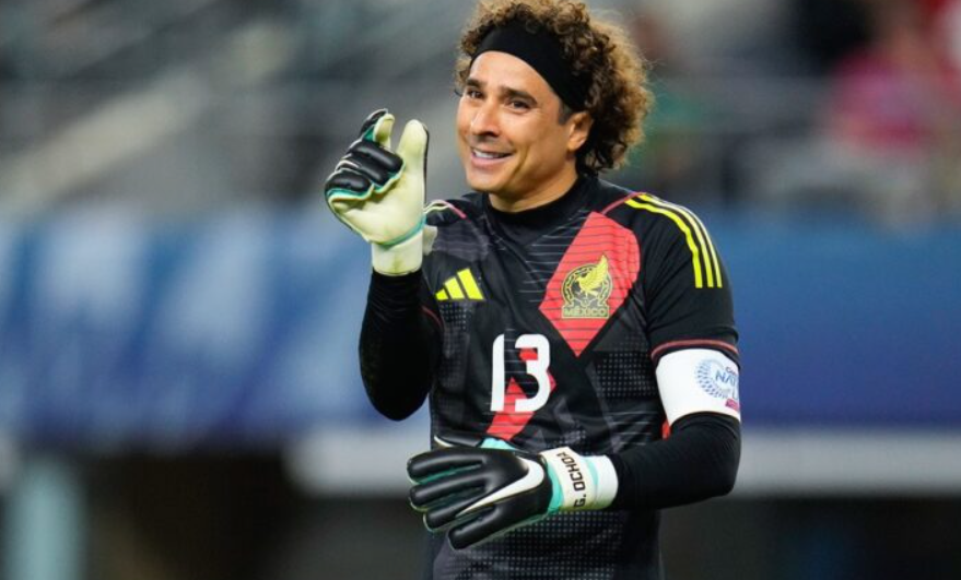 Guillermo Ochoa recibe elogios internacionales