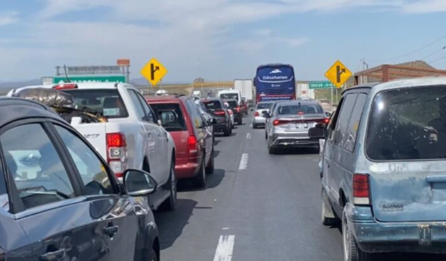 Saturan paseantes la carretera Torreón