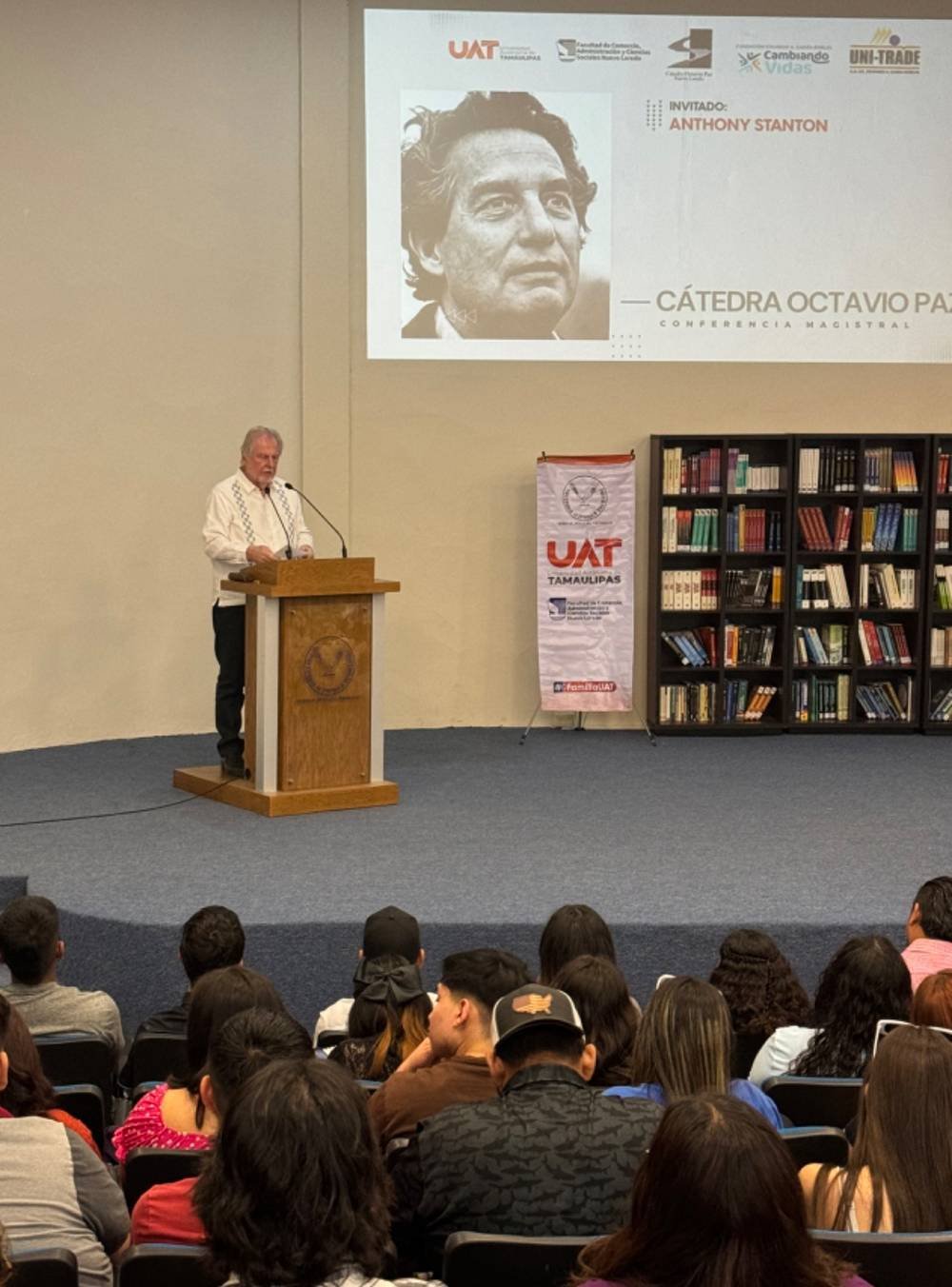 Imparte la UAT en Nuevo Laredo la Cátedra Octavio Paz con el escritor Anthony Stanton