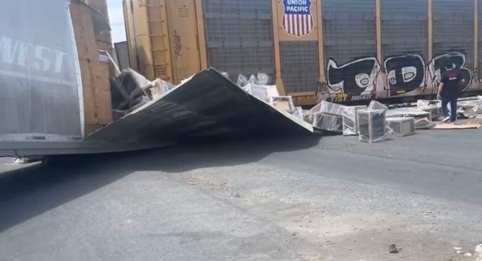 Tren parte a la mitad caja de trailer que transportaba muebles