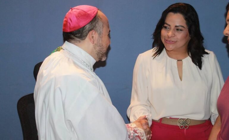 Verónica Aguirre y el Obispo Monseñor Eugenio Andres Lira, respeto mutuo.