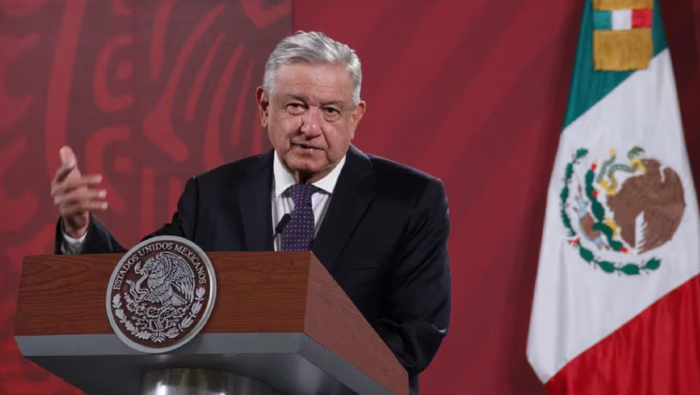 AMLO anuncia aumento salarial de 10% a los maestros