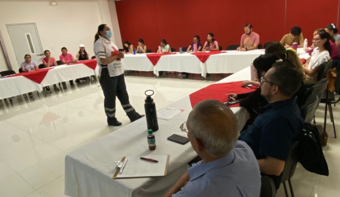 Coahuila: Asisten padres de familia al curso impartido por paramédicos en la Cruz Roja, para aprender a salvar a niños