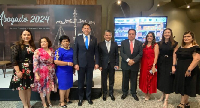 Felicita Rector de la UAdeC a los abogados en su día