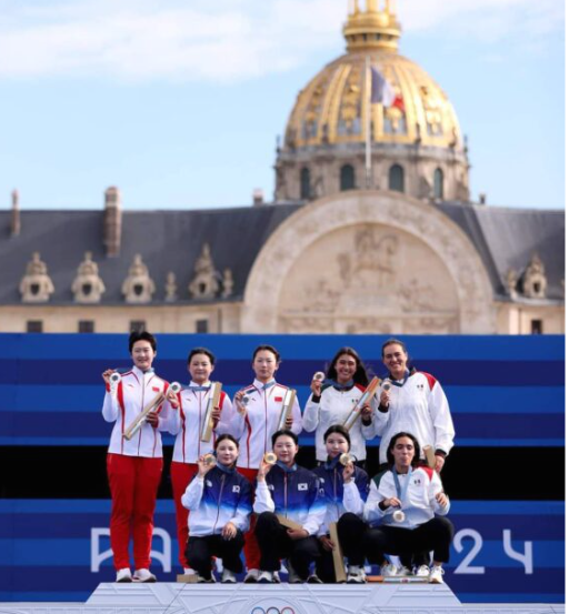 Con Ana Paula y Ángela Coahuila brilla en París 2024: Manolo