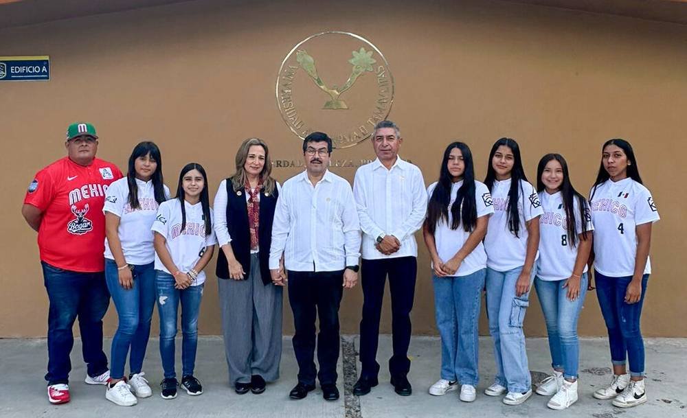 Felicita Dámaso Anaya a softbolistas de la UAT campeonas del torneo nacional Williamsport