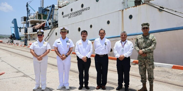 Entrega Marina buque a la UAT