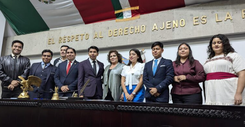 Participa UAdeC en simulador del Poder Legislativo en Pachuca