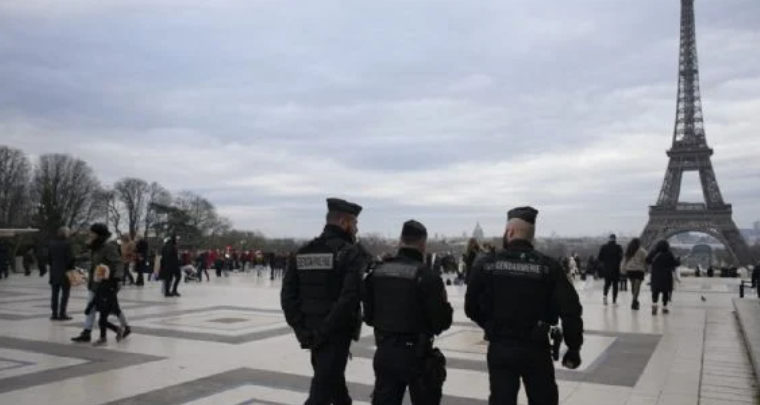 Policía detiene a hombre que provocó evacuación de la Torre Eiffel horas antes de la clausura