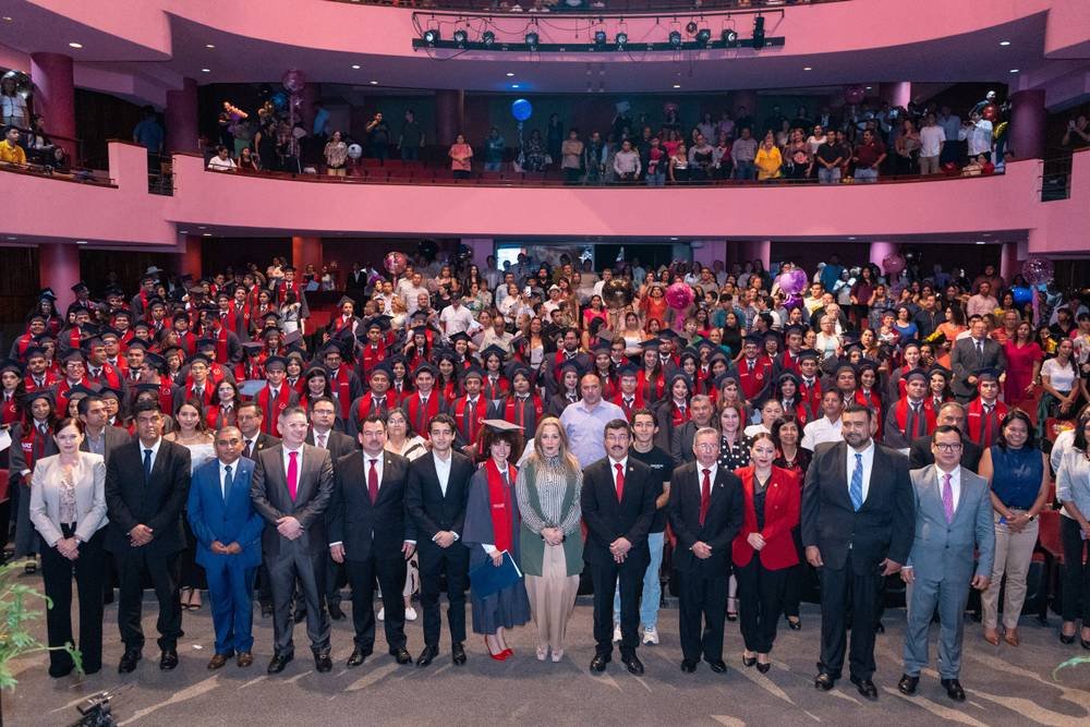 El rector Dámaso Anaya preside la graduación de 161 egresados de la UAT