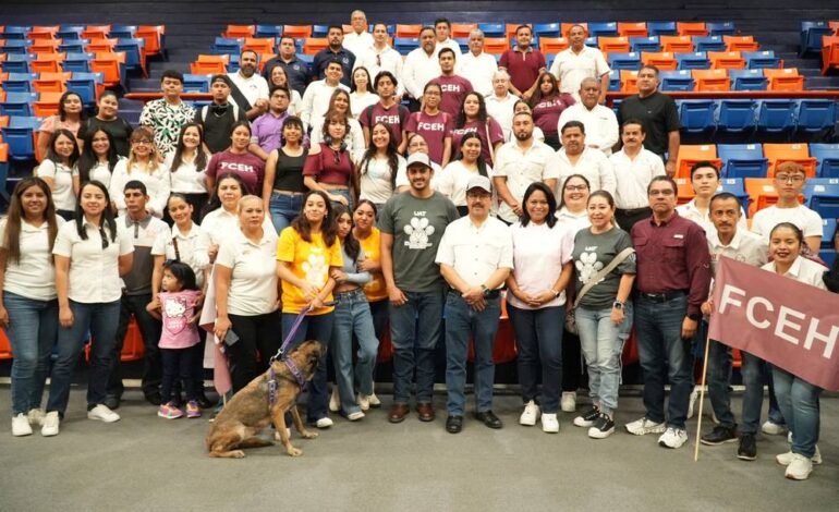 Entrega la UAT en adopción a héroes caninos