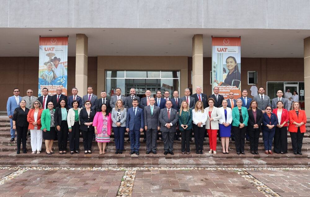 Rector de la UAT entrega equipamiento de vehículos a las facultades de la zona sur