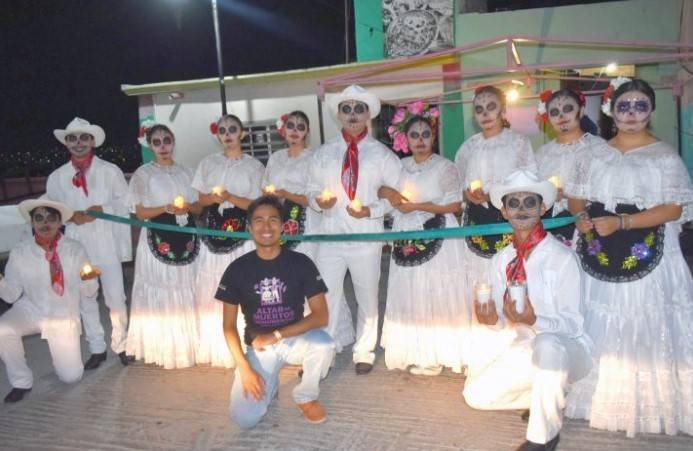 Visitan el Altar Monumental de Santa Anita: Un homenaje a nuestros fieles difuntos