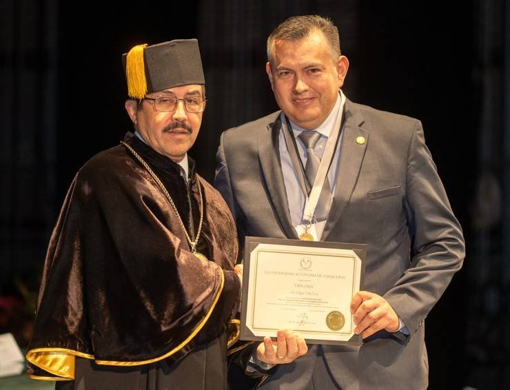 Entrega rector el premio Investigación de Excelencia a profesor de la FIC-UAT