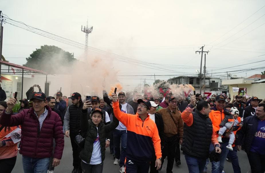Encabeza rector caravana naranja en apoyo al Correcaminos
