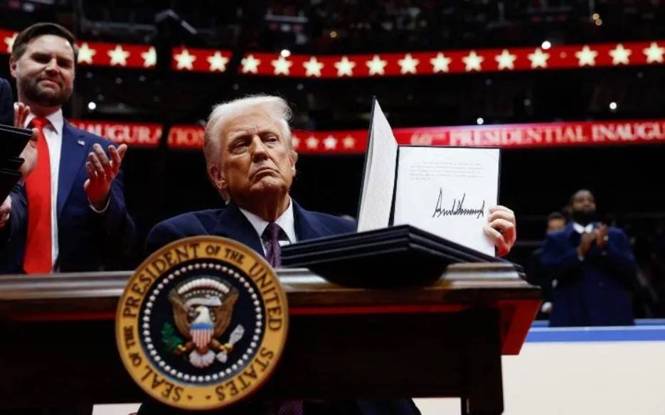 Donald Trump firma una orden ejecutiva para retirar a la UE del Acuerdo de París