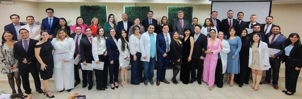 La UAT y el HRAEV realizan ceremonia de egreso de médicos residentes