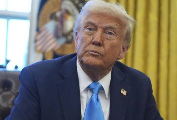 Trump firma decretos que imponen aranceles al acero y aluminio