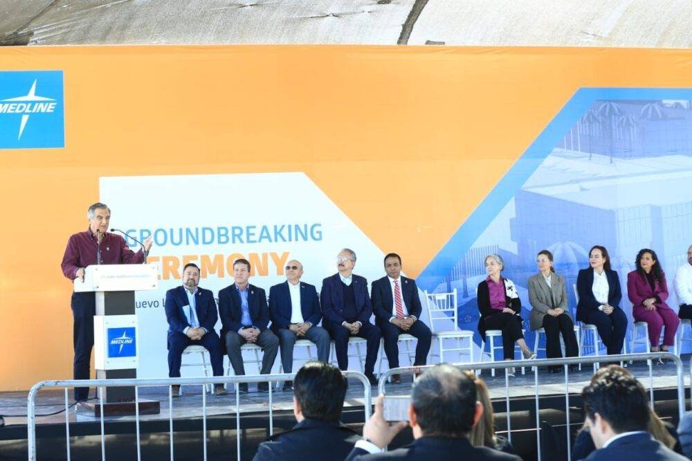 Coloca Américo primera piedra de nueva planta Medline en Nuevo Laredo