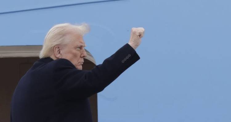 Trump invoca ley del siglo XVIII para declarar invasión de pandillas y acelerar deportaciones