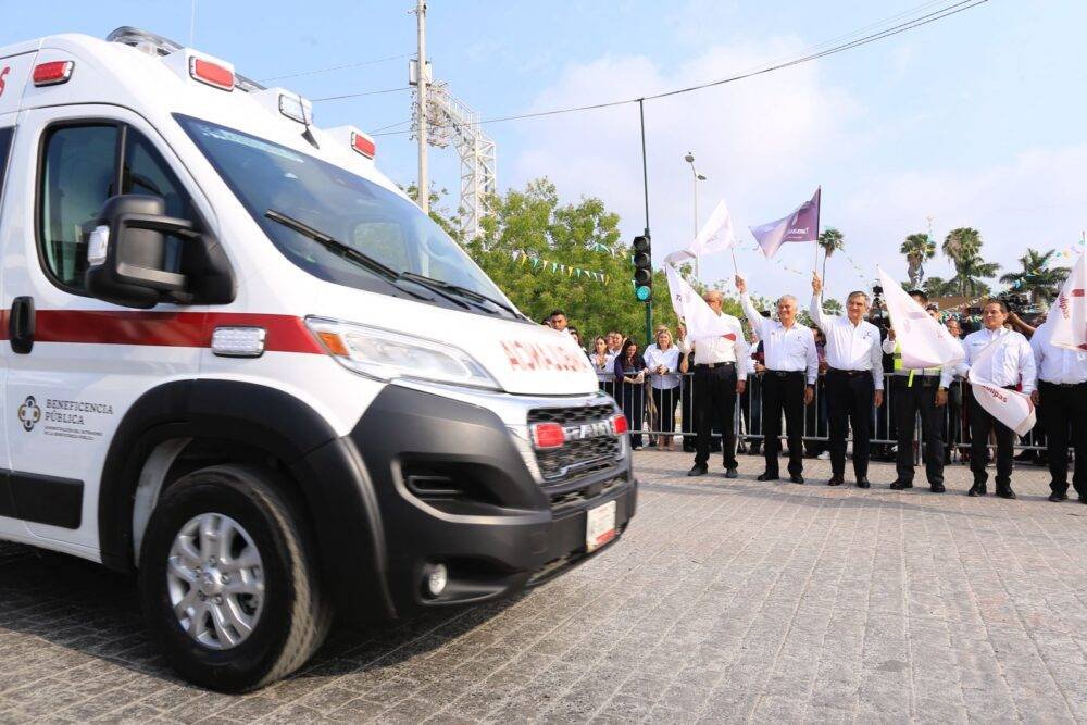 Entrega Américo 16 nuevas ambulancias al sector salud