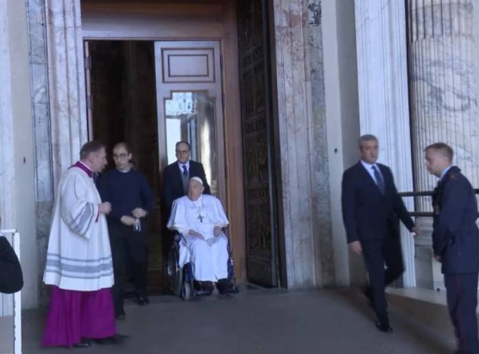 El Papa Francisco se confesó y atravesó la Puerta Santa de la Basílica de San Pedro