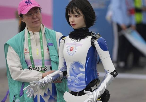 Robots humanoides corren medio maratón en China