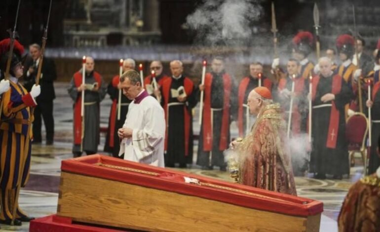 La basílica de San Pedro abre sus puertas para que los católicos se despidan del papa Francisco