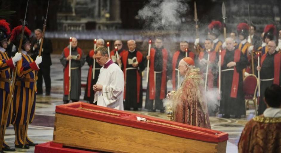 La basílica de San Pedro abre sus puertas para que los católicos se despidan del papa Francisco