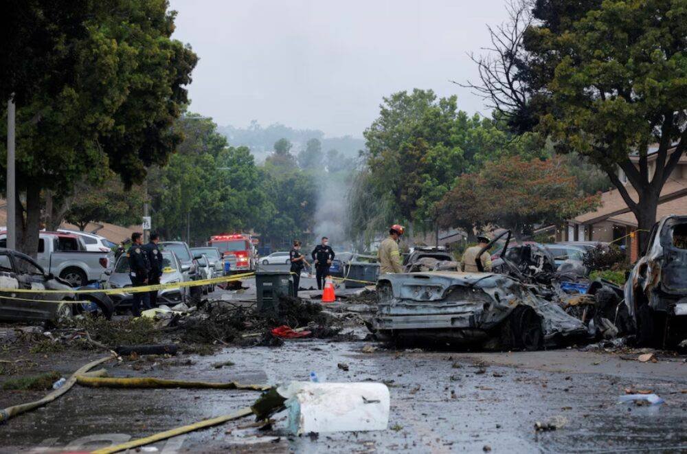 Se estrelló un avión pequeño en un vecindario de San Diego: hay al menos un muerto y se investiga cuántos pasajeros llevaba
