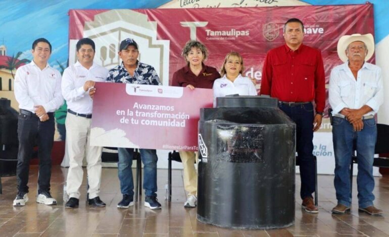 Entrega SEBIEN tinacos en Jaumave