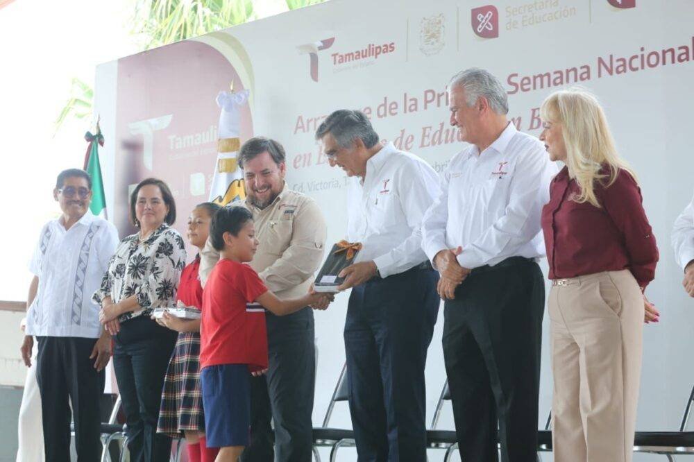 Pone en marcha Américo campaña de vacunación en escuelas y entrega tabletas a niñas y niños