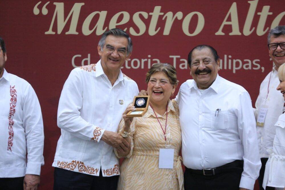 Refrenda Américo alianza con maestros; entrega 284 condecoraciones