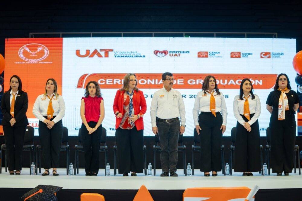 El rector Dámaso Anaya y la Lic. Isolda Rendón presiden graduación de los CENDIS de la UAT